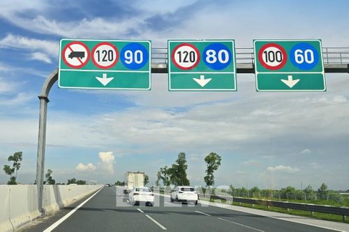 Biển báo cấm ô tô tải bám làn trái trên cao tốc Hà Nội - Hải Phòng. Ảnh: Văn Xuyên/BNEWS/TTXVN