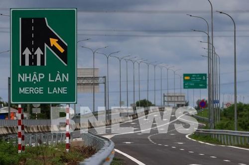 Biển hướng dẫn nhập làn khi vào cao tốc. Ảnh: Phú Vinh/BNEWS/TTXVN