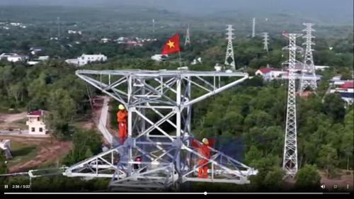 Trên công trường, các lực lượng thi công phải tranh thủ từng khoảng thời gian thời tiết thuận lợi. Ảnh: TTXVN phát