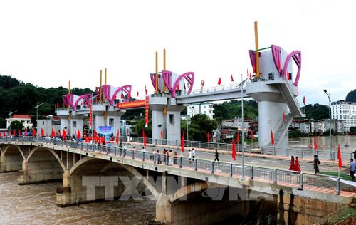 Đập dâng nước tạo cảnh quan trung tâm phường Hà Giang 1 mang lại diện mạo mới cho khu vực trung tâm đô thị. Ảnh: Đức Thọ - TTXVN