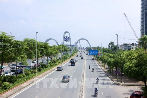Ở đường dẫn lên cầu Nhật Tân, các phương tiện di chuyển thuận lợi trong buổi sáng 29/8, khác với tối qua 28/8 ùn tắc kéo dài hàng km, các phương tiện nhích từng mét một qua cầu. Ảnh: Quốc Khánh - TTXVN