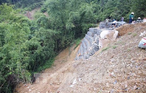 Tình trạng đất đá phía ta luy âm đường tỉnh 448 có nguy cơ tiếp tục sạt lở nếu có mưa lớn. Ảnh: Thanh Hải - TTXVN