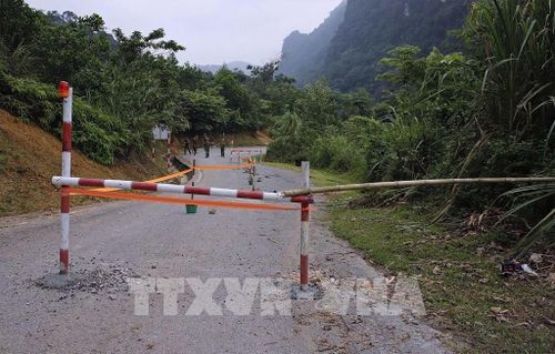 Cơ quan chức năng dựng rào chắn các phương tiện qua lại đường tỉnh 448. Ảnh: Thanh Hải - TTXVN