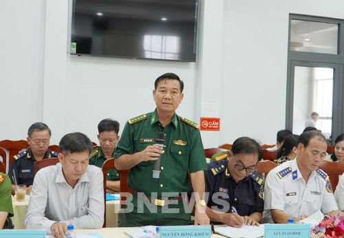 Đại tá Nguyễn Hồng Khiêm, Phó Chỉ huy trưởng nghiệp vụ Bộ đội Biên phòng tỉnh An Giang chia sẻ về công tác Biên phòng nói chung, vận động quần chúng nói riêng. Ảnh: Văn Sĩ-TTXVN