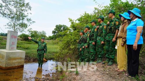 Cán bộ, chiến sĩ Biên phòng An Giang cùng hội viên phụ nữ kiểm tra bảo vệ cột mốc. Ảnh: Văn Sĩ-TTXVN