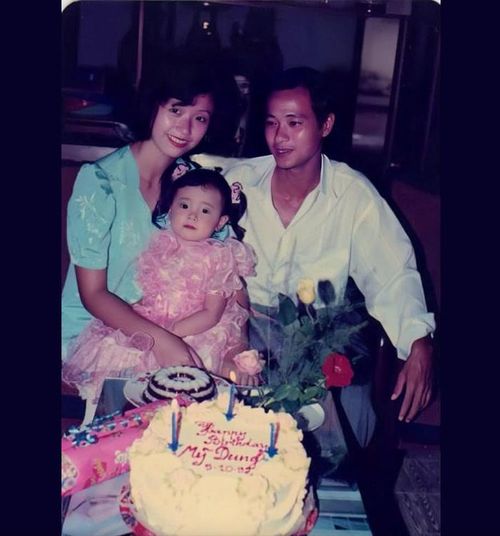 Diễn viên Midu đăng tải bức ảnh gia đình chụp vào năm 1992. Ảnh: Chụp màn hình FBNV
