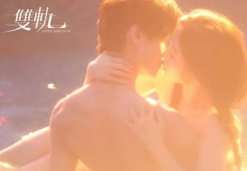 Song Quỹ  tiếp tục là một tác phẩm gây chú ý với mô-típ tình cảm đặc biệt. Phim có sự tham gia của Ngu Thư Hân và Hà Dữ, kể về Khương Mộ và Cận Triều. Ảnh: NSX