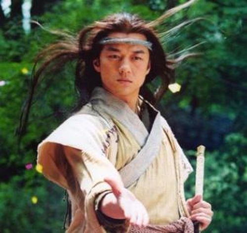 Lý Á Bằng mang đến một Lệnh Hồ Xung mạnh mẽ và trưởng thành trong bản phim năm 2001.