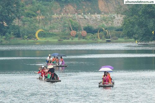 Không chỉ lưu giữ những dấu tích cách mạng, Tân Trào còn mở ra không gian để du khách tìm hiểu đời sống và bản sắc văn hóa của cộng đồng các dân tộc. Sự gắn kết giữa di sản lịch sử, cảnh quan và đời sống cộng đồng tạo thêm sức hấp dẫn cho điểm đến này.