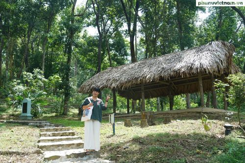 81 năm sau những ngày tháng Tám lịch sử, các di tích tại Tân Trào vẫn được bảo tồn giữa không gian xanh của núi rừng. Những mái lán, nếp nhà, cây đa và cảnh quan di tích giúp du khách hình dung rõ hơn về một giai đoạn lịch sử đặc biệt của dân tộc.