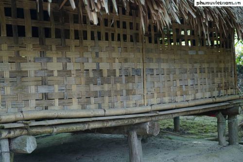 Lán Nà Nưa nằm bên sườn núi, giữa không gian rừng xanh, là nơi Chủ tịch Hồ Chí Minh ở và làm việc từ tháng 5 đến tháng 8/1945. Tại đây, Người trực tiếp chỉ đạo chuẩn bị Tổng khởi nghĩa và lãnh đạo cuộc Tổng khởi nghĩa giành chính quyền trong cả nước.