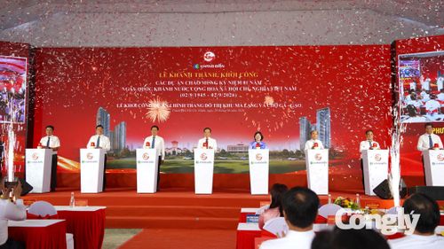 Bí thư Thành ủy TP.HCM Trần Lưu Quang và các đại biểu thực hiện nghi thức bấm nút ở điểm cầu trực tuyến.