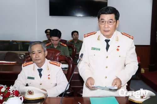 Thượng tá Trần Quốc Phong đại diện cho các đảng viên được trao tặng Huy hiệu Đảng phát biểu tại buổi lễ