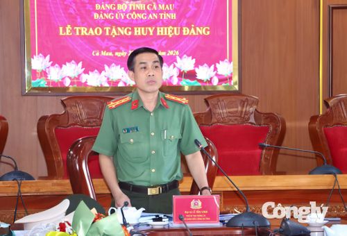 Đại tá Lê Tấn Vinh, Phó Bí thư Đảng ủy, Phó Giám đốc Công an tỉnh phát biểu tại buổi lễ