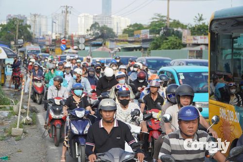 Dòng người nối đuôi nhau trên đường Lương Định Của. Ảnh: G.Anh.