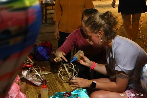 “Tôi đã khám phá rất nhiều hoạt động tại đây, làm lồng đèn, điêu khắc gỗ cho đến làm chiếu. Cảm giác thật tuyệt khi ngồi trải nghiệm trong một không gian như thế này, mọi người cùng làm, cùng hướng dẫn nhau. Thật sự rất vui”, du khách Alice, đến từ Anh bày tỏ.