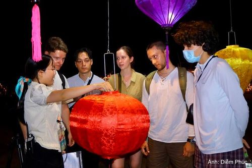 Du khách được giới thiệu về lịch sử, giá trị văn hóa của từng làng nghề, từng sản phẩm truyền thống.