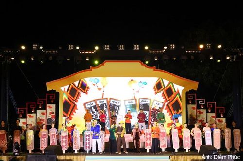 Điểm nhấn là chương trình nghệ thuật “chạm di sản, chạm sáng tạo”, nơi những chất liệu văn hóa bản địa đặc trưng của Hội An được chuyển hóa thành ngôn ngữ của nghệ thuật.