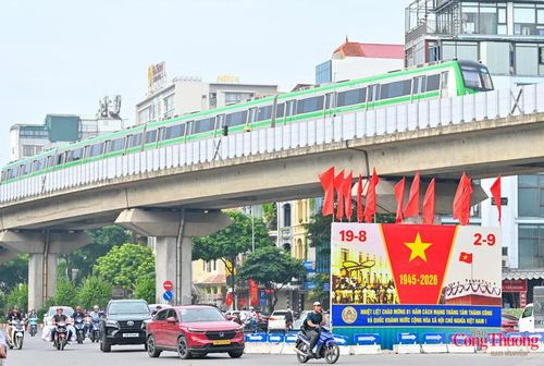 Tấm pano nổi bật tại góc phố Hào Nam trở thành điểm nhấn cho không gian đô thị hướng về ngày lễ lớn.