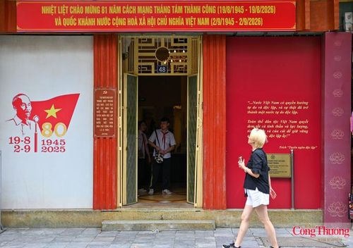 Ngôi nhà 48 Hàng Ngang là nơi Bác Hồ viết bản thảo " Tuyên ngôn Độc lập".