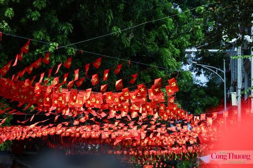 Phố phường rợp bóng cờ đỏ sao vàng trong những ngày Hà Nội sang Thu.