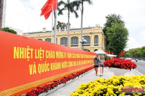 Trụ sở UBND Thành phố Hà Nội trang hoàng với dòng chữ "Nhiệt liệt chào mừng 81 năm Cách mạng Tháng Tám thành công (19/8/1945-19/8/2026) và Quốc khánh Nước Cộng hòa xã hội chủ nghĩa Việt Nam (2/9/1945-2/9/2026)" rực sáng trong sắc đỏ.