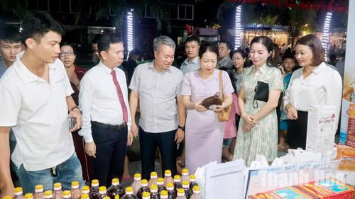 Lãnh đạo Sở Văn hoá, Thể thao và Du lịch và phường Tĩnh Gia tham quan ki-ốt bán sản phẩm OCOP tại phố đi bộ.