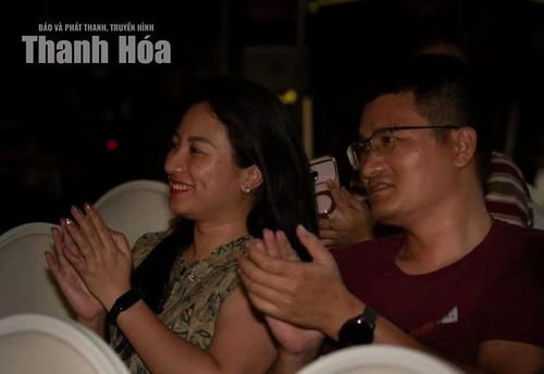Đêm nhạc đã khép lại, khán giả ra về trong làn gió se lạnh, mang theo nụ cười nhẹ nhõm hay chút bâng khuâng chưa kịp gọi thành tên. Khi “Nối lời mùa thu” đã hoàn thành sứ mệnh kết nối và chạm vào từng trái tim, điều còn đọng lại sau đêm diễn chính là sự bình yên và niềm tin rằng: dẫu cuộc đời có bao nhiêu mùa đổi thay, chúng ta vẫn luôn có những giai điệu dịu dàng để tìm về.