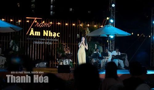 Nét tươi mới, ngọt ngào của “Mùa thu cho em” mang đến bầu không khí nhẹ nhàng, xua tan cái lạnh đêm mưa.