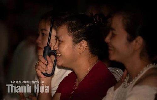 Cơn mưa bất chợt không ngăn được những nụ cười rạng rỡ của khán giả nơi hàng ghế đầu.