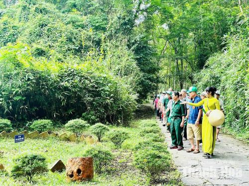 Du khách tham quan, trải nghiệm ở Khu Di tích quốc gia đặc biệt Lam Kinh (xã Lam Sơn).