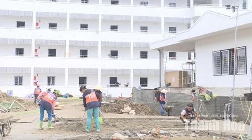 Chỉ trong thời gian ngắn, một khối lượng công việc rất lớn đã được các đơn vị tập trung triển khai, đưa ngôi trường ở xã vùng biên này từ nhóm công trình có tiến độ thấp vươn lên những công trình hoàn thành nhanh nhất trong 6 trường nội trú liên cấp trên địa bàn tỉnh.
