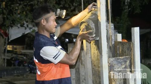 Đeo đèn, trộn bê tông ban đêm là một trong những việc mà các công nhân ở đây phải thường xuyên làm để kịp tiến độ.