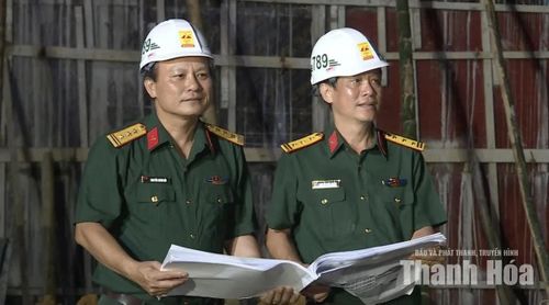 Thượng tá Nguyễn Xuân Hải, Phó Trưởng phòng Kế hoạch - Kỹ thuật và Kinh doanh, Tổng Công ty 789 - Bộ Quốc phòng (bên trái) cho biết: “Để huy động được hơn 400 con người làm việc ngày đêm tại công trình, ngoài quân số huy động từ những ngày đầu, từ tháng 8/2026 chúng tôi tăng cường thêm khoảng 100 người ở Tổng Công ty ngoài Hà Nội vào. Ngoài ra, lực lượng Quân đội với 120 chiến sĩ cũng được cơ quan chức năng tỉnh Thanh Hóa điều động hỗ trợ để thi công kịp khai giảng năm học mới”.