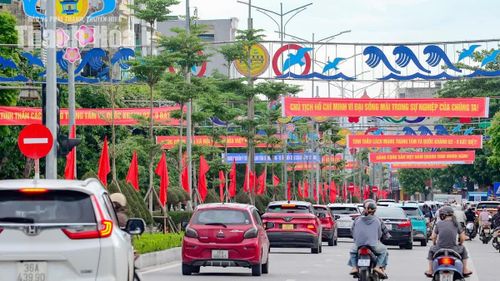 Tại các tuyến đường Trần Phú, Nguyễn Trãi, Quang Trung..., hệ thống băng rôn, khẩu hiệu, pano tuyên truyền được trang trí đồng bộ.