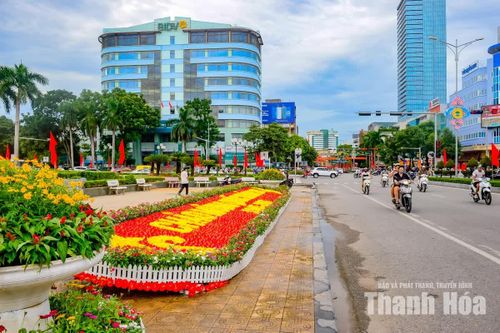Hướng tới kỷ niệm 81 năm Cách mạng Tháng Tám và Quốc khánh 2/9, công tác tuyên truyền, trang trí trực quan được triển khai tại nhiều khu vực công cộng, tuyến phố trung tâm và khu dân cư, góp phần tạo thêm không khí phấn khởi, trang nghiêm đón ngày lễ lớn của đất nước.