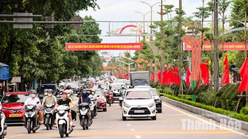 Trên đường Bà Triệu, phường Hạc Thành, hồng kỳ, băng rôn được trang trí đồng bộ.
