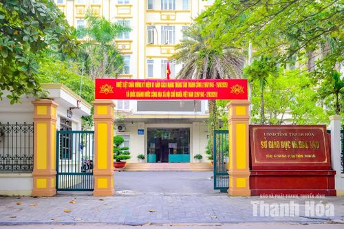 Trụ sở cơ quan, đơn vị cũng được trang hoàng băng rôn, khẩu hiệu chào mừng ngày lễ lớn của đất nước.
