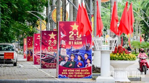 Trên Đại lộ Lê Lợi, phường Hạc Thành những lá cờ đỏ sao vàng tung bay dọc tuyến đường xen giữa các cụm pano, áp phích tuyên truyền được bố trí tại những vị trí dễ quan sát làm không gian đô thị thêm rực rỡ, trang nghiêm.