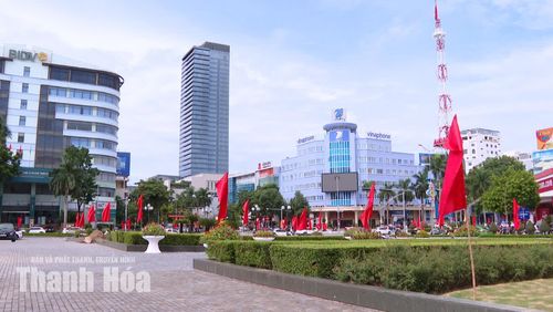 Khu vực trung tâm phường Hạc Thành khang trang, rực rỡ cờ hoa chào mừng Quốc khánh 2/9.