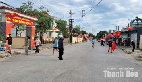 Người dân xã Quảng Bình chỉnh trang cảnh quan, cắm cờ Tổ quốc chào mừng Quốc khánh 2/9.