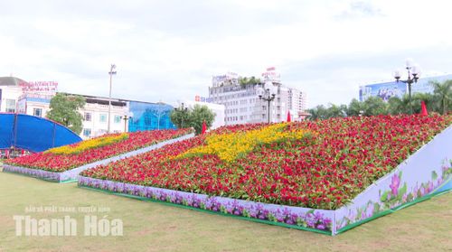 Biểu tượng cờ Đảng, cờ Tổ quốc được kết từ hoa tại khu vực tượng đài Lê Lợi.
