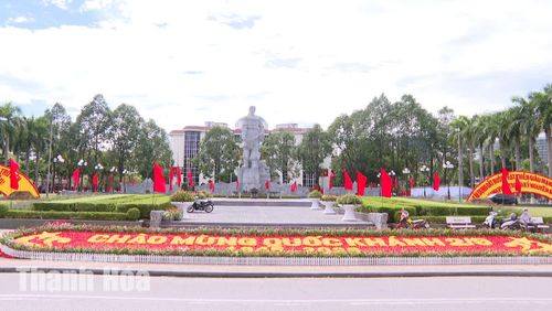Dải hoa tươi kết chữ “Chào mừng Quốc khánh 2/9” tại khu vực tượng đài Lê Lợi.