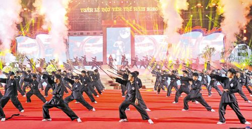  Các võ sinh đồng diễn bài võ sáo tại Di tích lịch sử Những địa điểm khởi nghĩa Yên Thế. 
