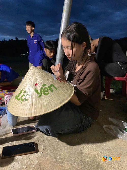 Nón lá được trang trí họa tiết sinh động sẽ là món quà tuyệt vời khi du khách đến với Lộc Yên. Ảnh: D.LỆ
