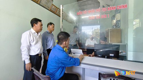 Lãnh đạo xã Thăng An tham quan mô hình tại thôn Trà Đóa 1. Ảnh: HỒNG NĂM