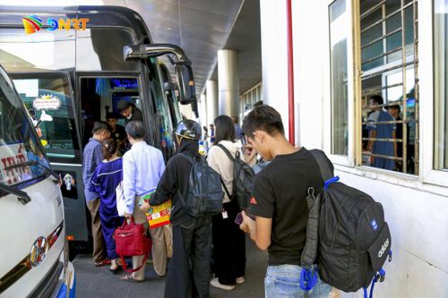 Bến xe tấp nập người về quê, đi du lịch. Ảnh: KHÁNH NGÂN