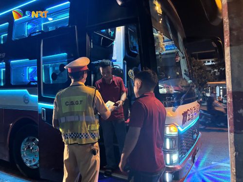 Lực lượng Cảnh sát giao thông tăng cường kiểm tra xe khách nhằm bảo đảm an toàn vận tải hành khách dịp 2/9. Ảnh: KHÁNH NGÂN