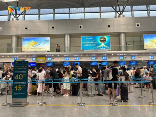Tại khu vực làm thủ tục check-in, đông hành khách xếp hàng, mang theo hành lý để chuẩn bị lên chuyến bay đến Thành phố Hồ Chí Minh, Hà Nội và các địa phương khác. Ảnh: KHÁNH NGÂN