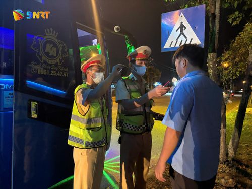 Cảnh sát giao thông kiểm tra nồng độ cồn một tài xế xe. Ảnh: KHÁNH NGÂN